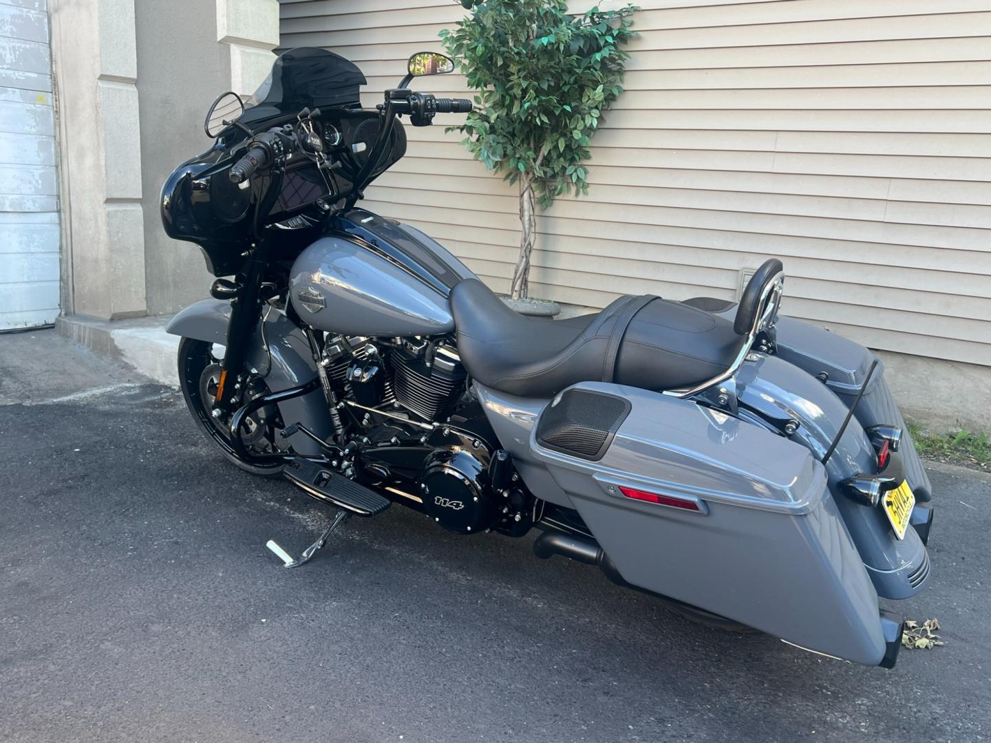 2022 GRAY Harley-Davidson FLHXS - (1HD1KRP18NB) , located at 1018 Brunswick Ave, Trenton, NJ, 08638, (609) 989-0900, 40.240086, -74.748085 - Photo#6